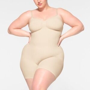 (A9) NEW SKIMS seamless sculpt mid thigh bodysuit, Sand, Size S/M, NWOT